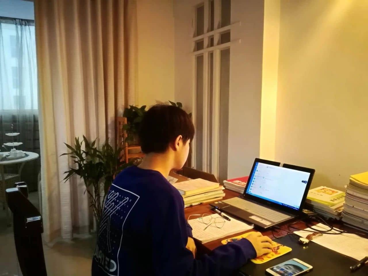 携手战“疫”，守望春天——郑州新奇中学开展系列网上主题班会