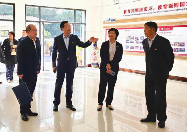 教育部和公安部领导莅临郑州新奇中学调研指导工作